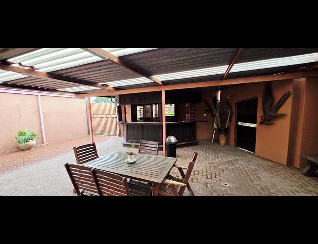 6 BEDROOM FREESTANDING FOR SALE IN DIE HEUWEL